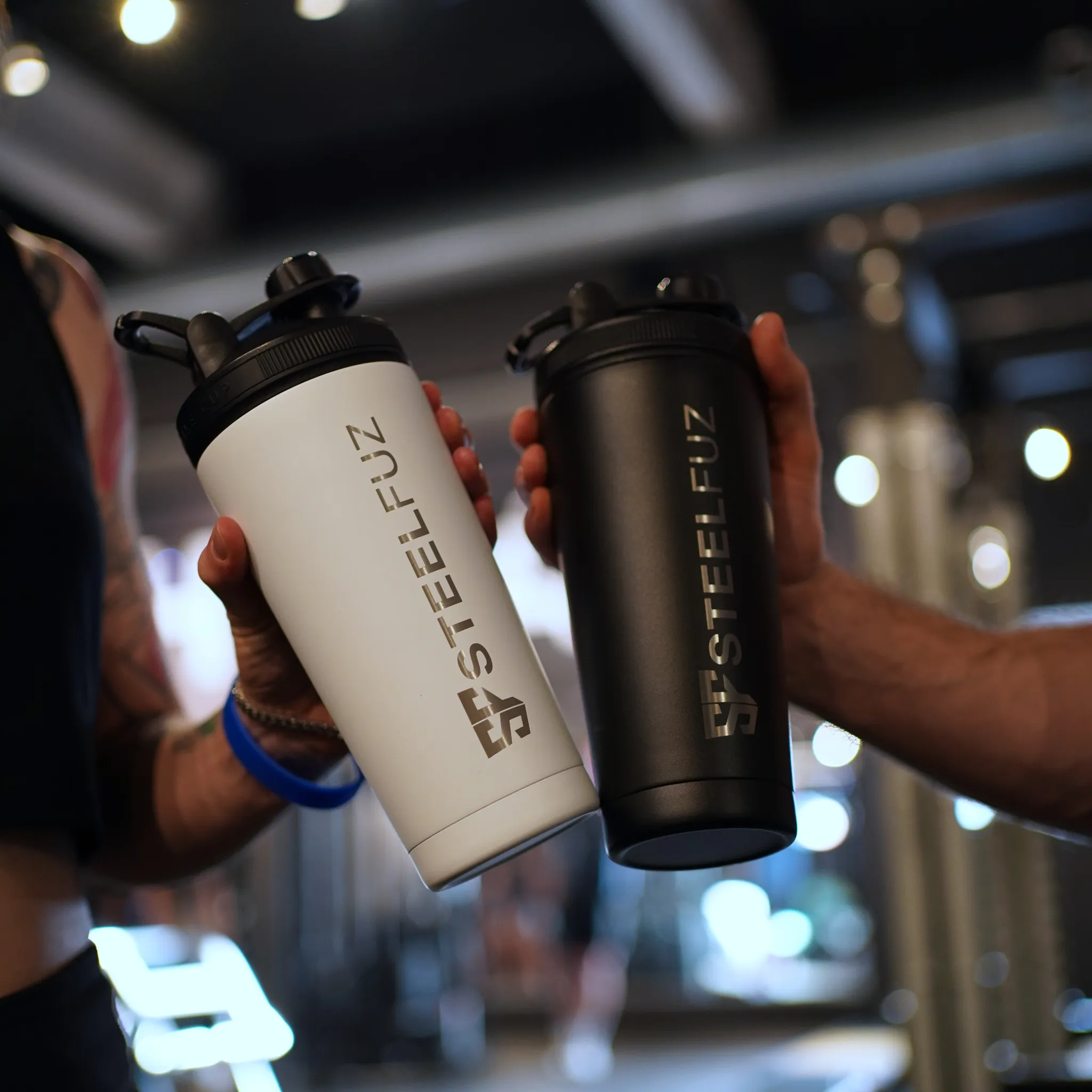 Edelstahl Shaker schwarz & weiß im gym gut hydriert