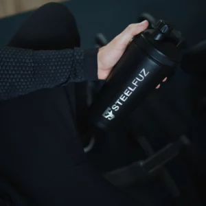 Edelstahl Shaker im Homegym für perfekte Workouts und beste Hydration